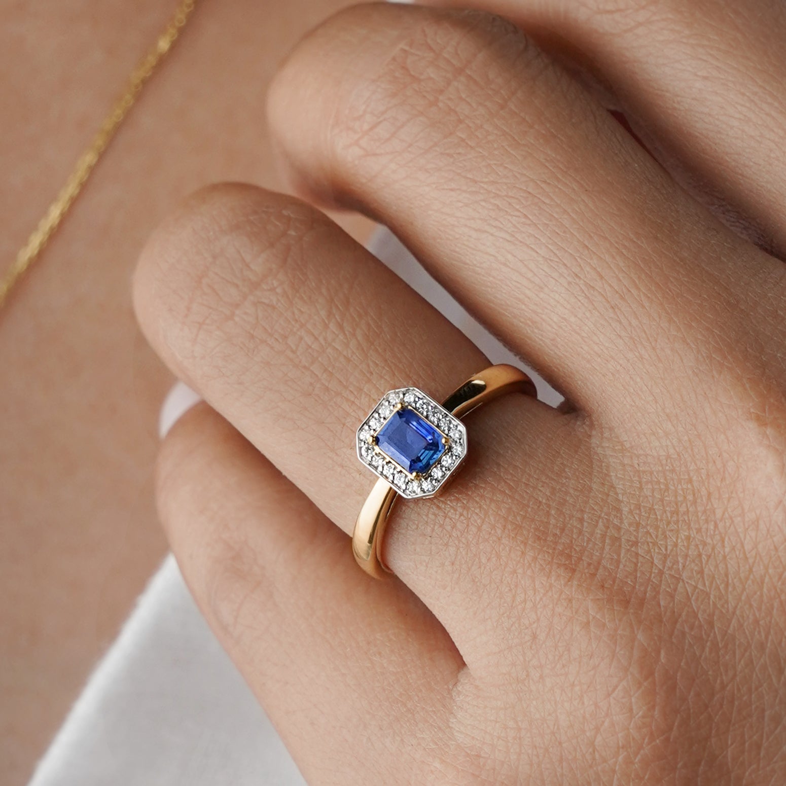 BLUE SAPPHIRE AND DIAMOND RING - SOLID 18K YELLOW GOLD