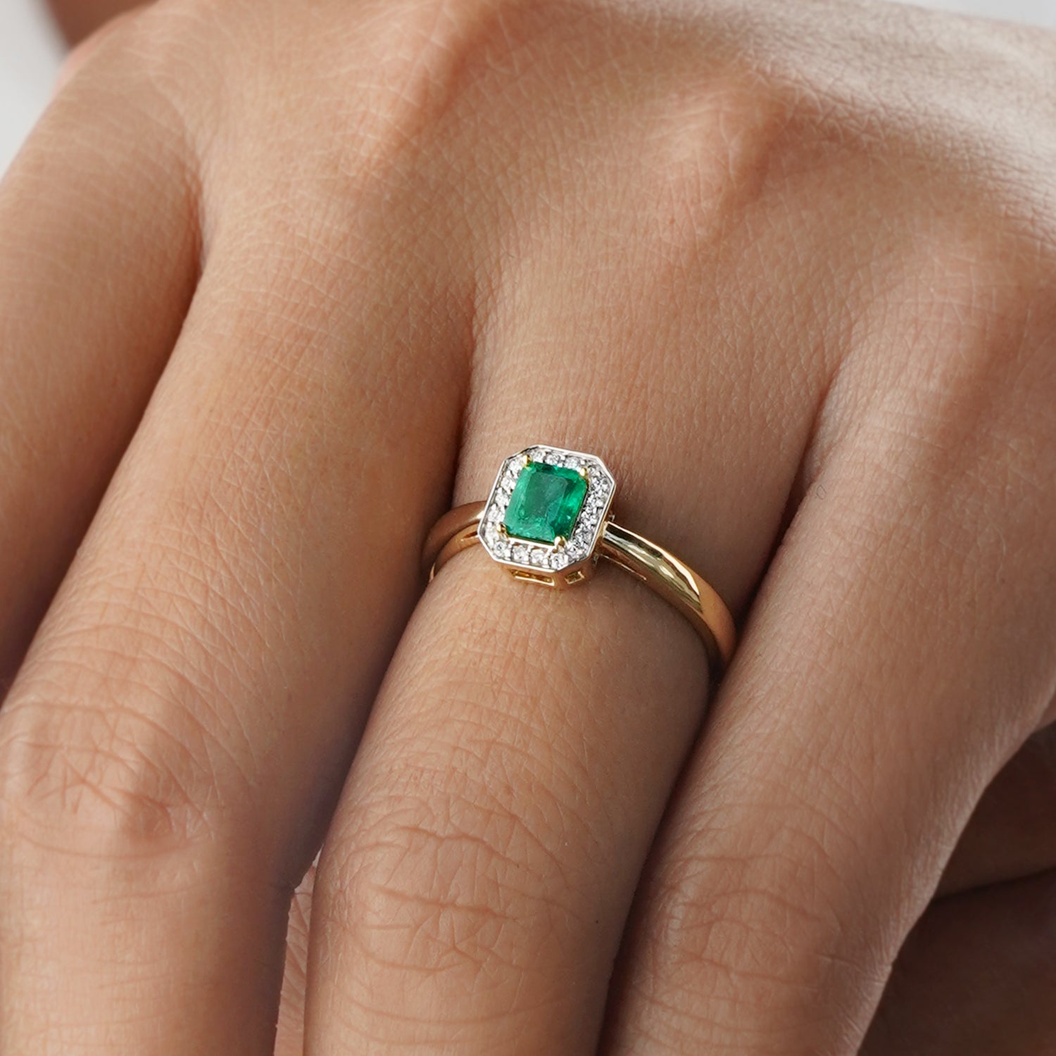 EMERALD AND DIAMOND RING - SOLID 18K YELLOW GOLD